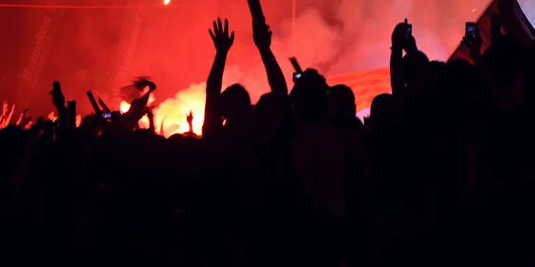 清晨训练基地器材室与球员背包实拍（训练后的三十分钟）